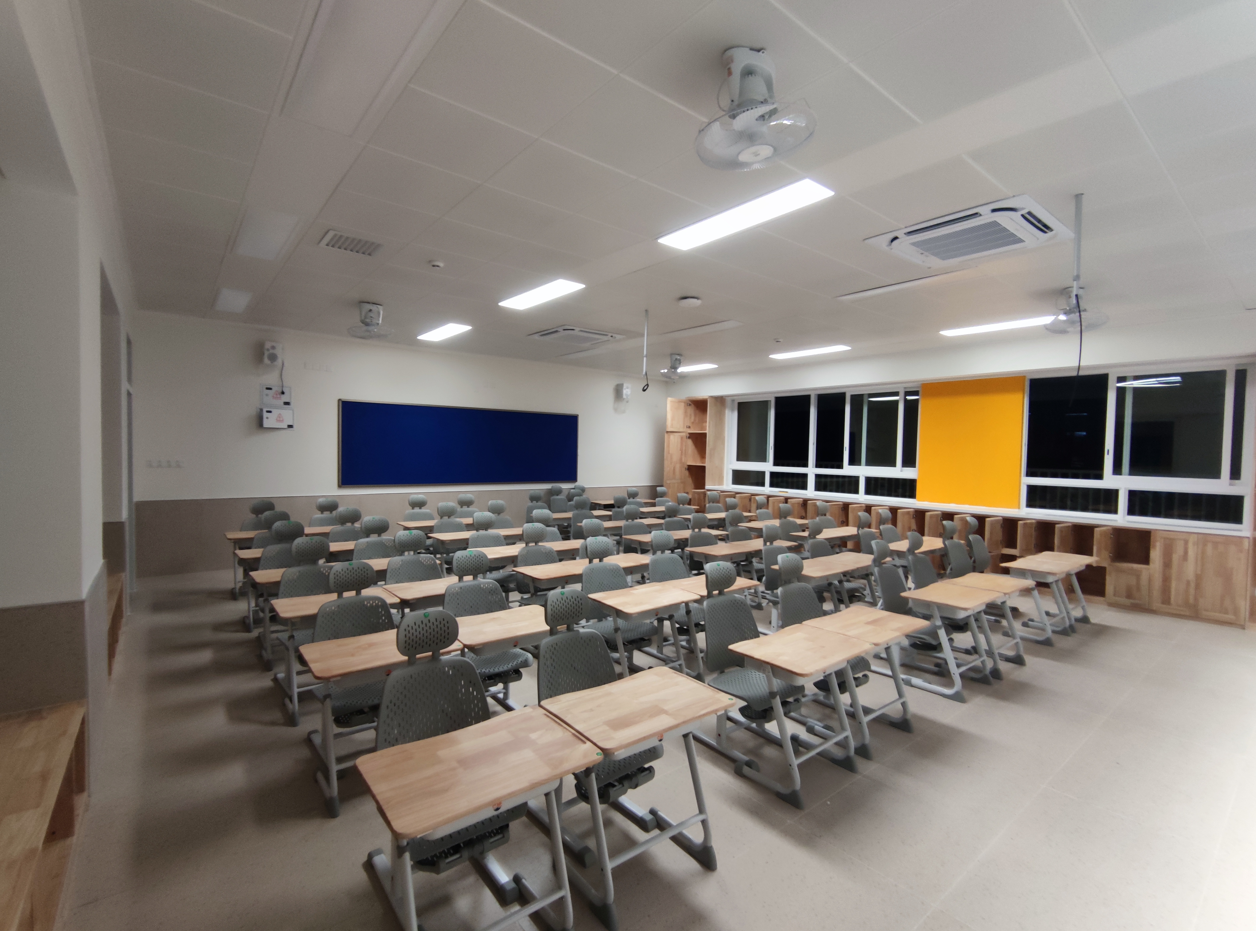 午休课桌椅入驻深圳云端学校,守护学生 “躺睡自由”(图2) 3d59f5d6b3e3b0b4d620f2ef9b2e6f2.jpg