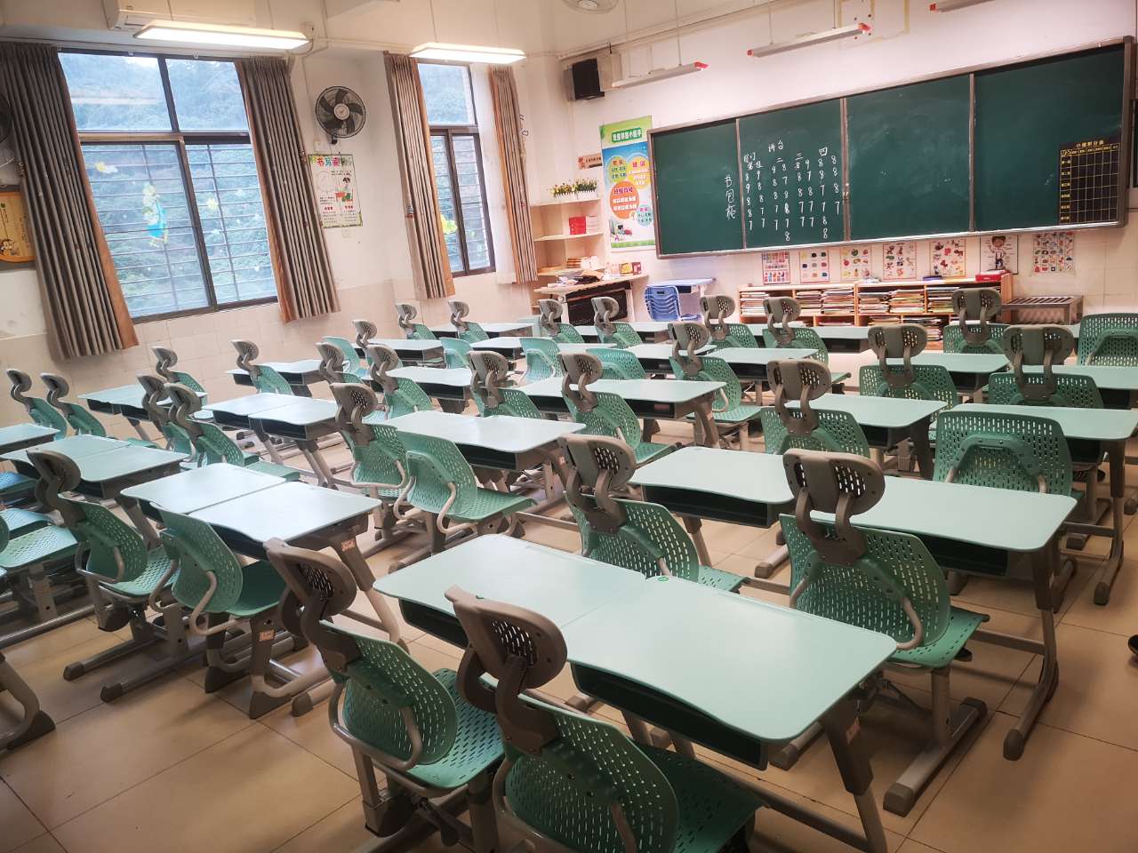 暖心提质!新式午休课桌椅落地深圳市罗湖区淘金山小学|守护学生惬意休憩时光(图2) e281b3d6d6c16d142498b561381e32dc.jpg