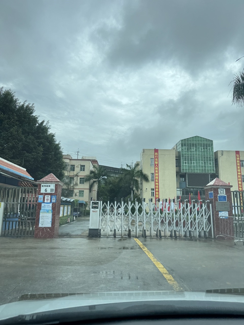 博恩教育午休课桌椅入驻深圳市龙岗区南约小学,守护学子茁壮成长(图1) ba82e25718029f099e4373739ed908dc.jpg