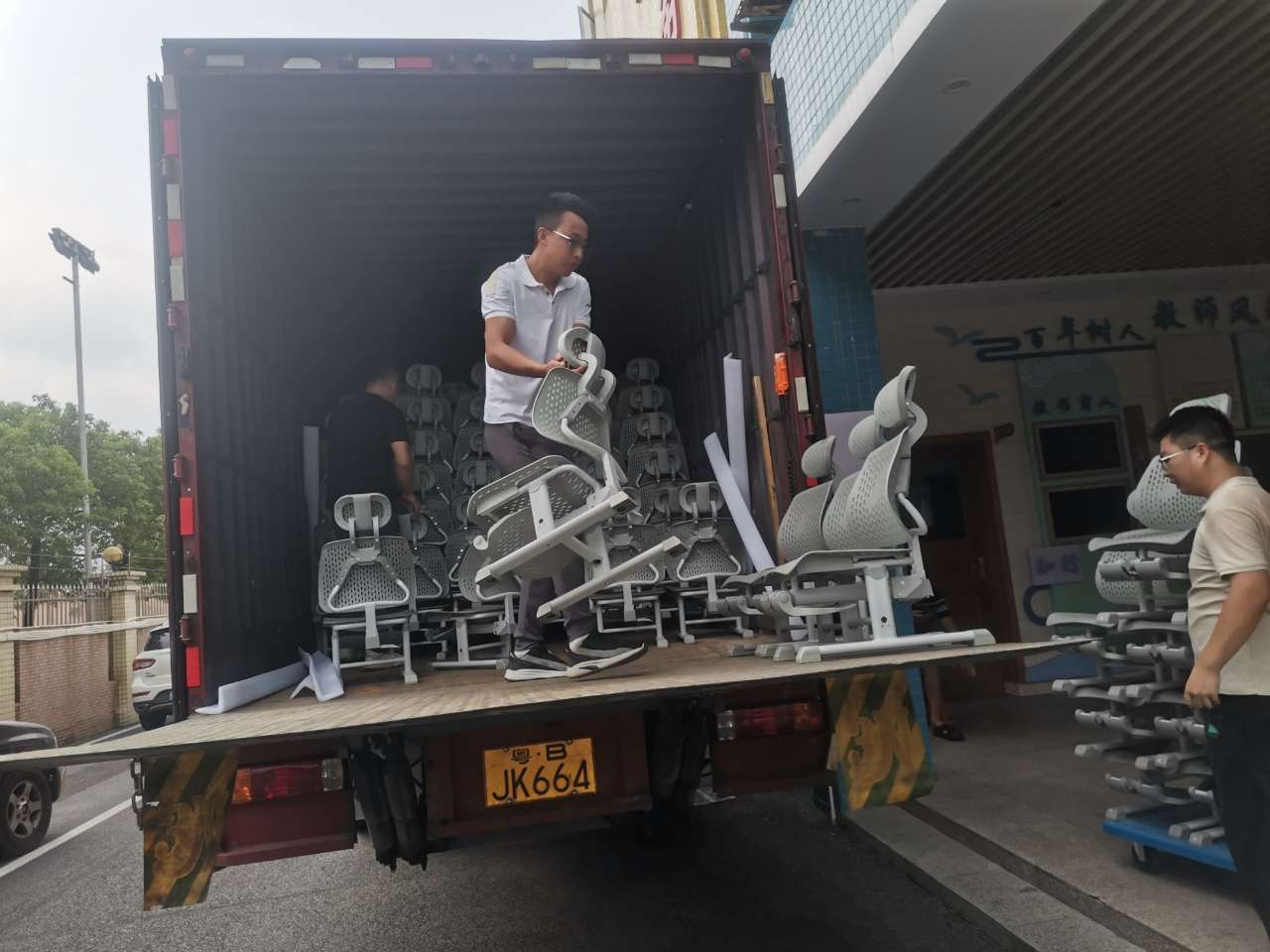 东莞市沙田镇鹏远学校|引入博恩午休课椅,贴心解决学生学习午休难题(图2) lADPJwnI4ZBN1uPNA8DNBQA_1280_960.jpg