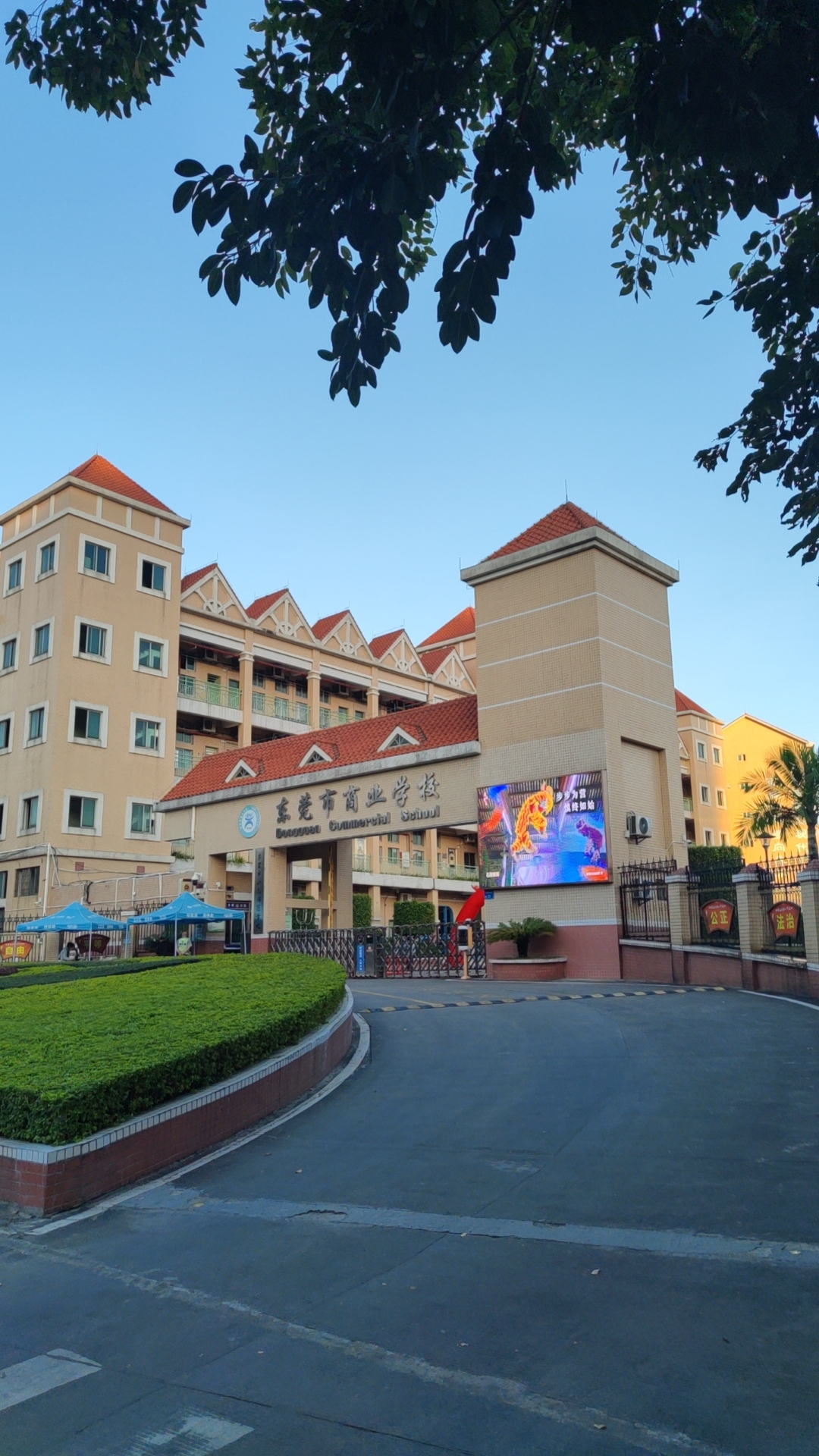 匠心育人,课椅护航午休时光,博恩教育课椅进驻东莞市商业学校(图1) b6f0ad966f0ebafb56106e9541c46980.jpg