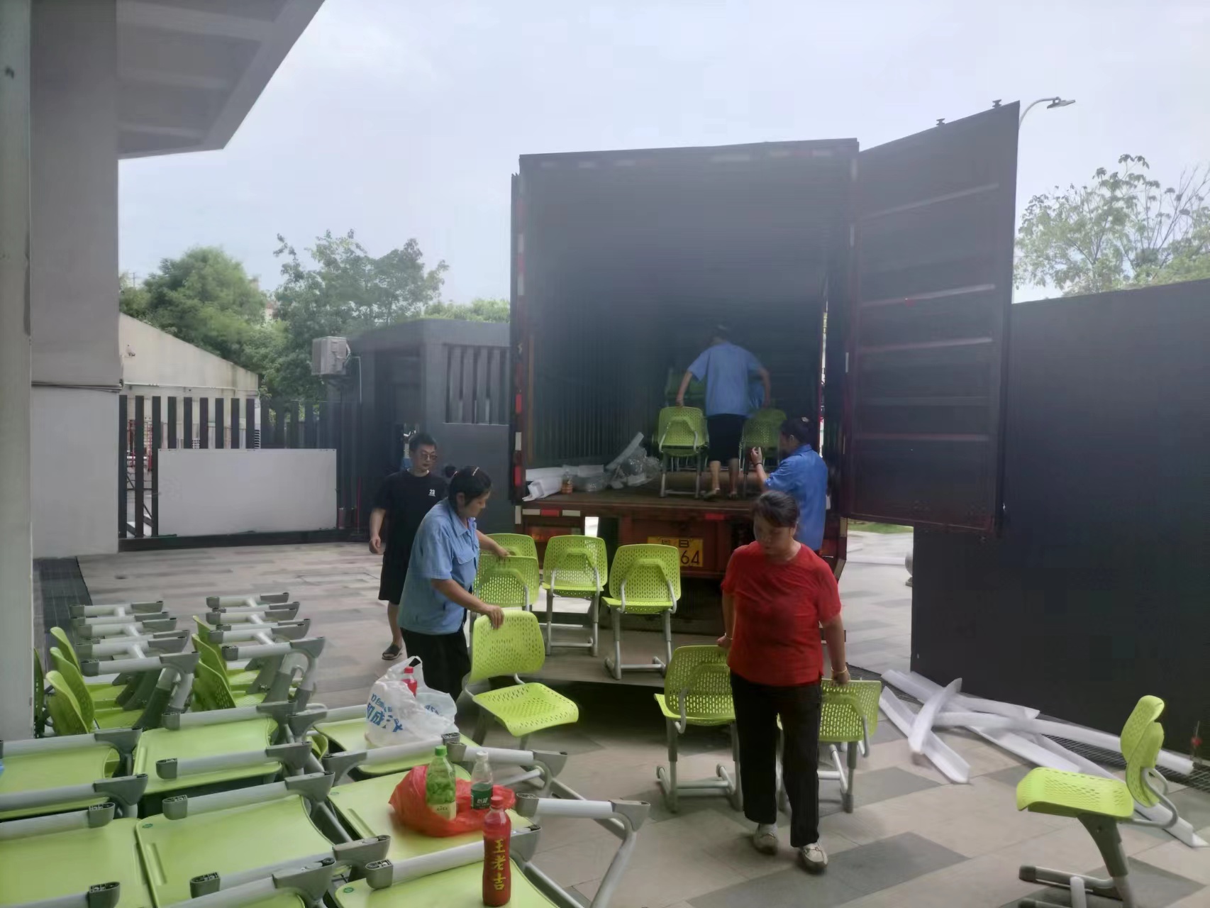 传承行知教育思想,博恩教育午休学习桌椅营造舒心校园(图2) 42c93146de59316fb5077a51a585b38c.jpg