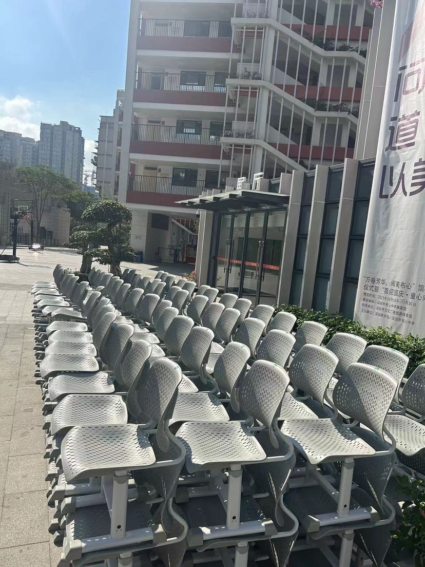 德厚学优育新人,博恩课椅进驻深圳市罗湖区布心中学守护学子健康成长(图2) lADPKHCb24D0yVfNBFDNAzw_828_1104.jpg